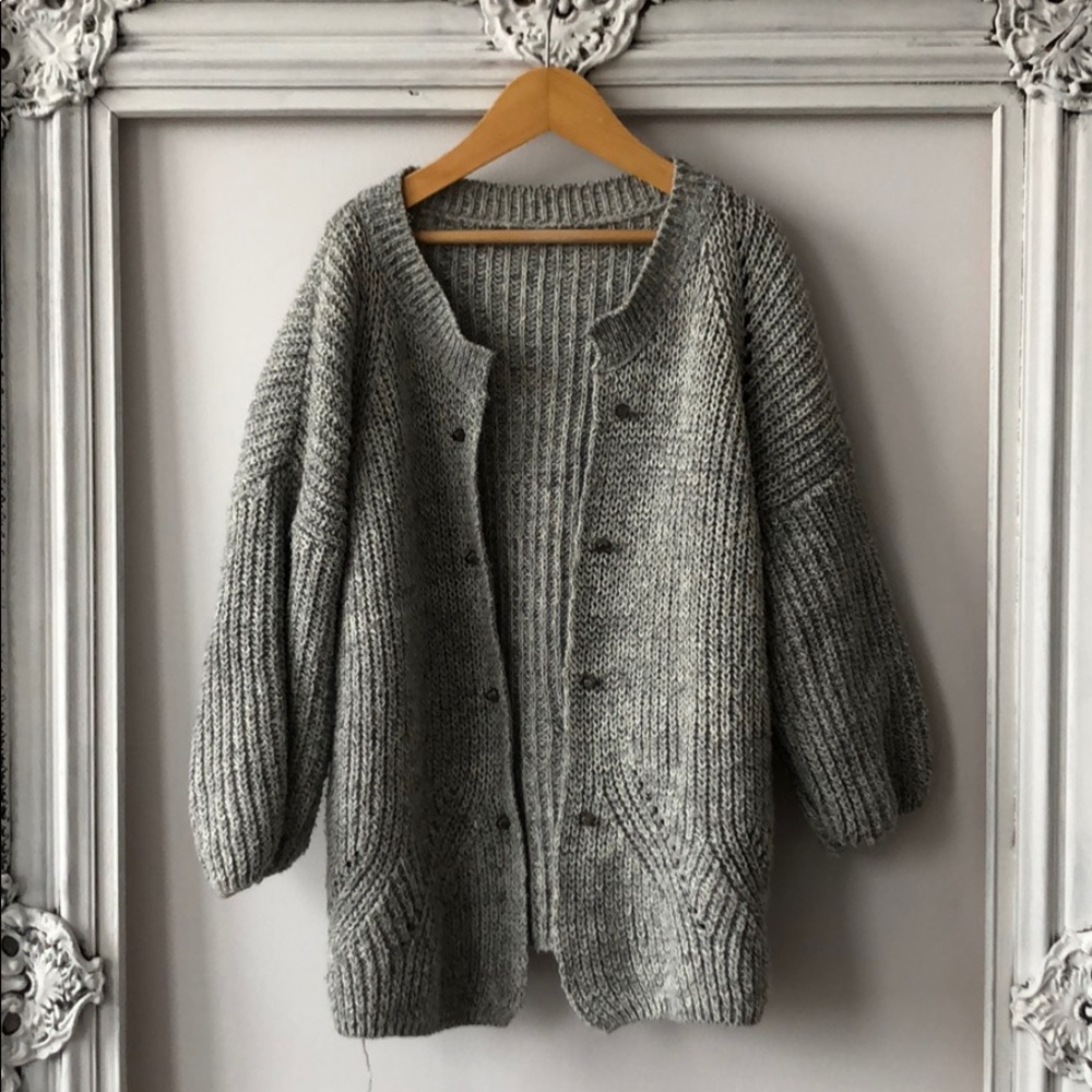 Grey puffy sleeves sweater
